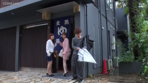 站立 · 微笑 · 职业装 · 远景 · 户外 · 雨伞 · 进入 · 温泉入口