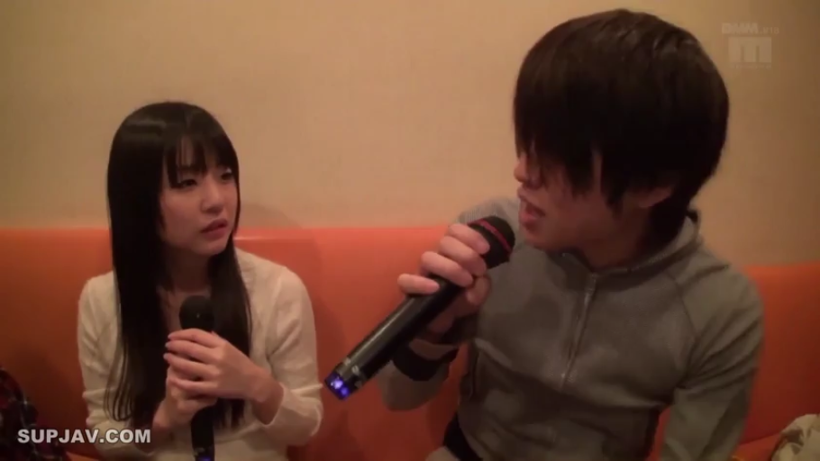 坐姿 · 剧情 · 休闲服 · 麦克风 · 担忧 · KTV · 唱歌