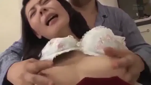 室內 · 揉乳 · 胸部特寫 · 销魂 · 熟女 · 蕾丝文胸 · 背后环抱