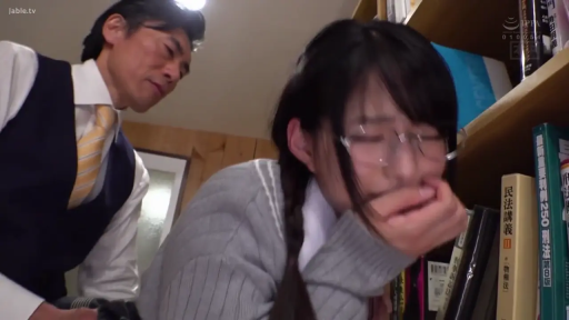 俯身 · 西装背心 · 面部特写 · 捂嘴 · 书架 · 受惊 · 书房 · 职场欺凌