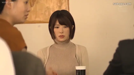 室内 · 严肃 · 脸部特写 · 凝视 · 静态 · 长黑发