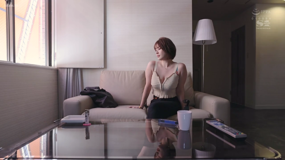 客厅 · 坐姿 · 全景 · 静坐 · 黑色长裤