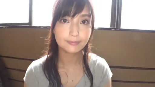 室内 · 坐姿 · 微笑 · 注视 · 正常 · 头像 · 浅色短袖