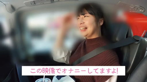 坐姿 · 上半身特写 · 接受采访 · 安全带 · 喜悦 · 棕色针织衫 · 底部字幕 · 汽车内部