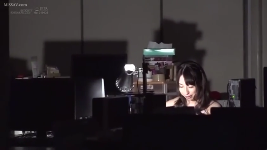 坐姿 · 办公室 · 台灯 · 远景 · 操作电脑 · 平淡 · 睡裙 · 黑暗