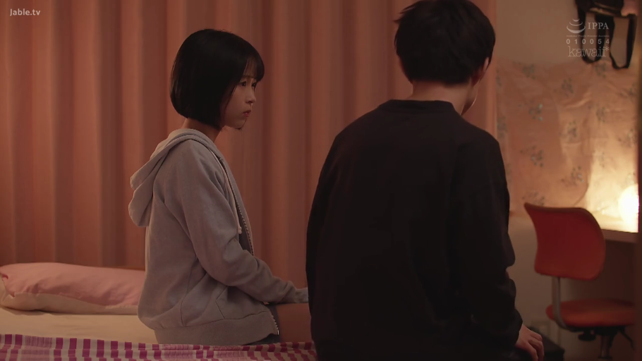 教室 · 课桌 · 足部 · 白袜 · 惊讶 · 足交 · 男优 · 跨坐抬腿