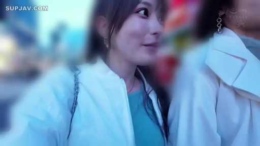 交谈 · 脸部特写 · 微笑 · 日系 · 白色外套 · 耳坠 · 户外街道 · 侧身站立