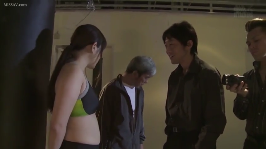 室内 · 站立 · 中景 · 自然 · 剧情 · 拍摄 · 摄像机 · 运动内衣