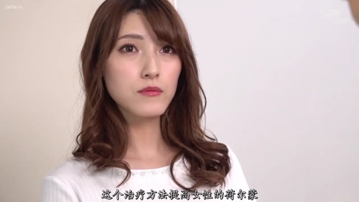 室内 · 严肃 · 脸部特写 · 白色上衣 · 凝视 · 长发 · 正面