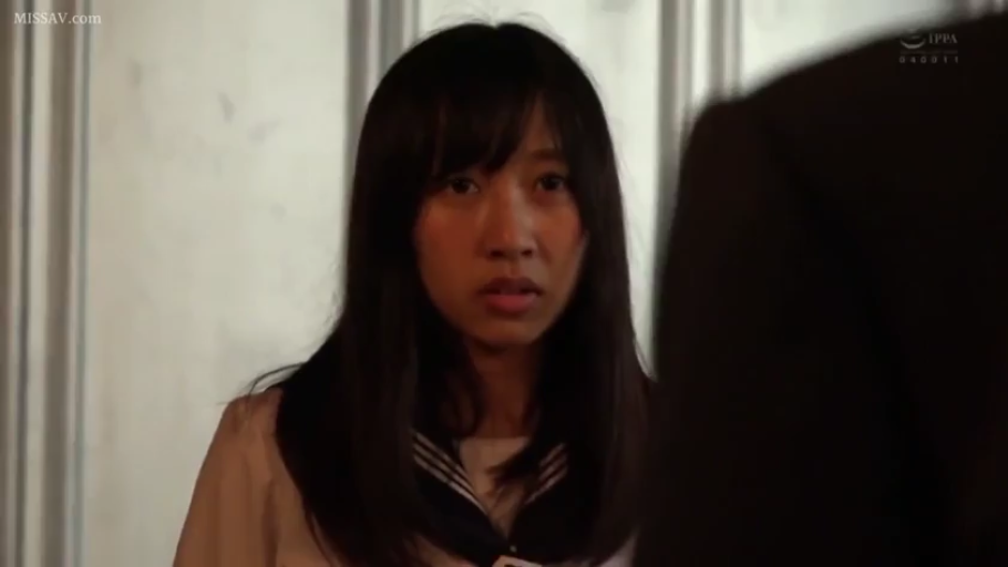 室内 · 脸部特写 · 站立 · 注视 · 惊恐 · 水手服 · 黑长直