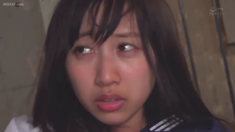 室内 · 脸部特写 · 凝视 · 水手服 · 失神 · 正面 · 日本AV