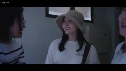 室内 · 站立 · 半身 · 白い上着 · チャット · 多人 · 笑容 · 帽子