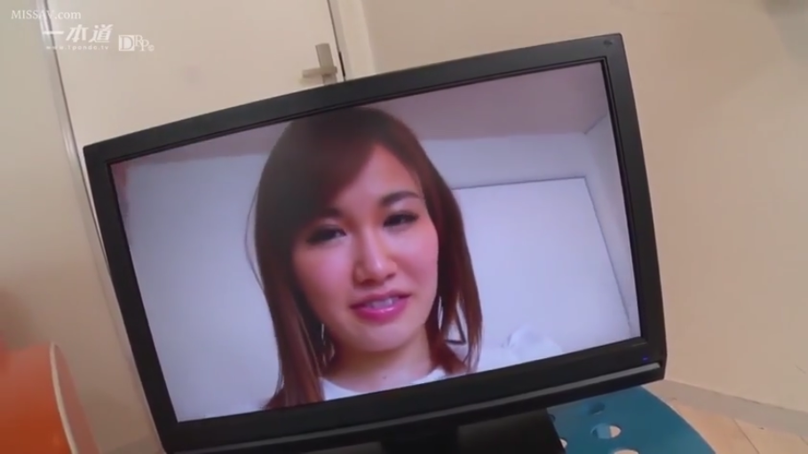 室内 · 脸部特写 · 微笑 · 白色上衣 · 正面 · 看着镜头