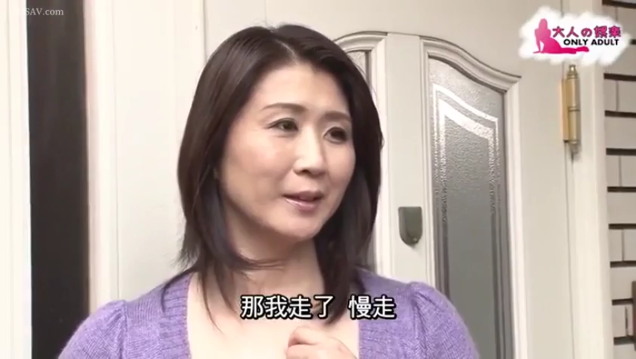 交谈 · 站立 · 微笑 · 熟女 · 头部特写 · 門口 · 紫色针织衫