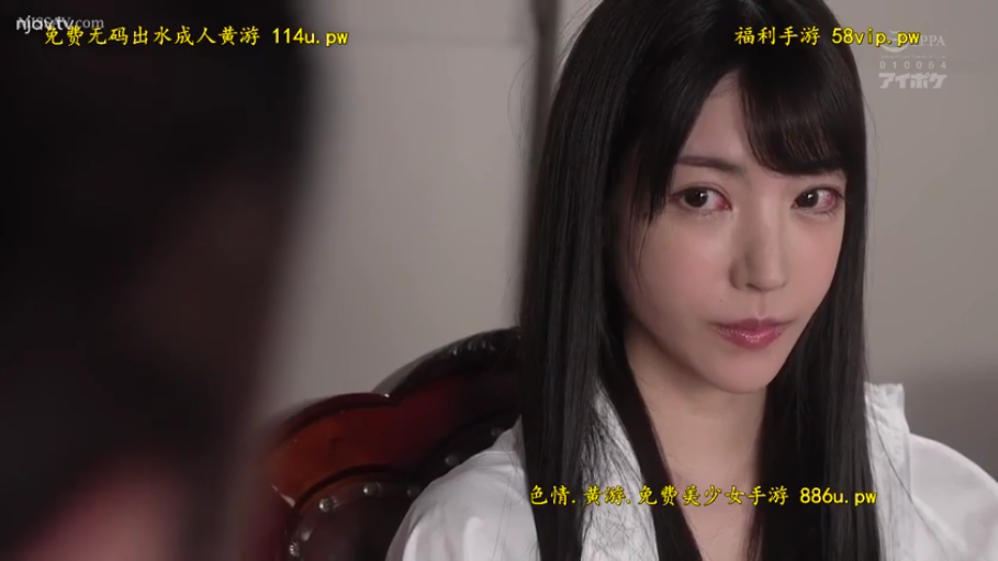 室内 · 坐姿 · 脸部特写 · 白色衬衫 · 注视 · 木椅 · 冷淡 · 黑长直