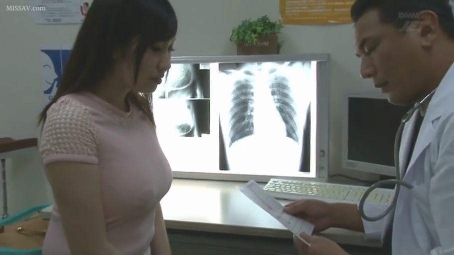 严肃 · 粉色紧身衣 · 站姿 · 侧面中景 · X光片 · 问诊 · 激凸 · 医院诊室