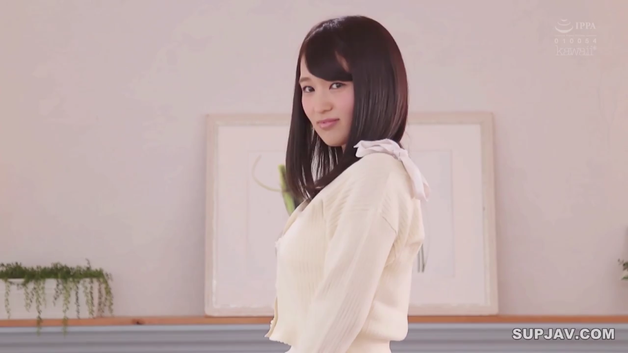 微笑 · 半身 · 注视镜头 · 室内房间 · 高清 · 侧向站立 · 背景挂画 · 白色针织开衫