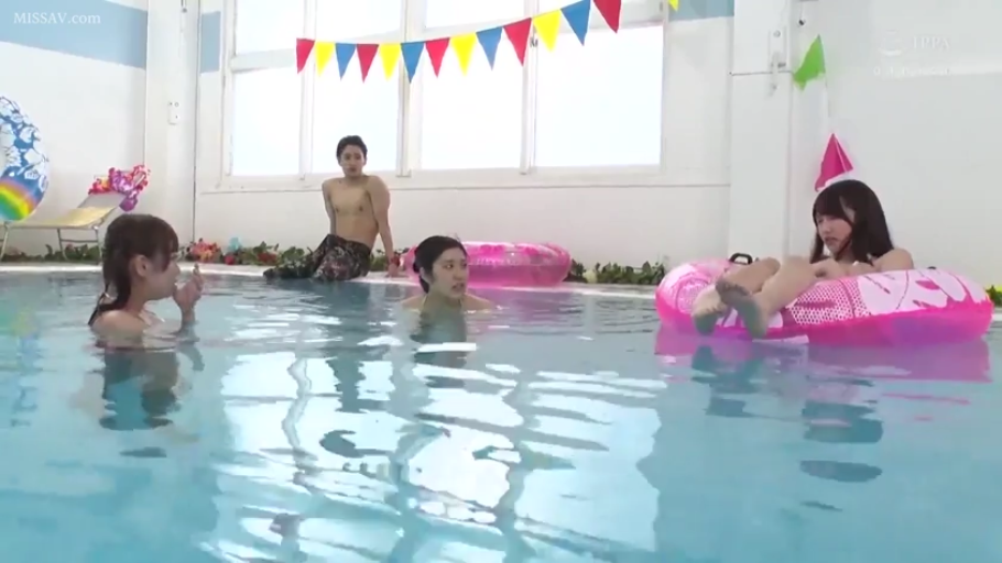 坐姿 · 全景 · 自然 · 多人 · 嬉戲 · 泳裝 · 室内泳池 · 游泳圈