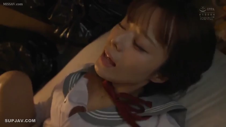 室内 · 坐姿 · 中景 · 微笑 · 床垫 · 围观 · 体操服 · 白人