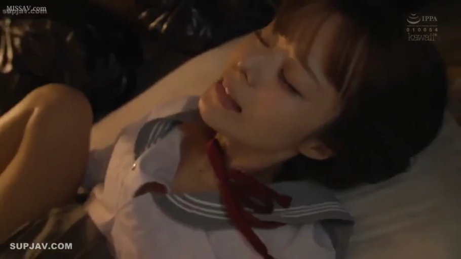 室内 · 单人 · 面部 · 站立 · 注视 · 无表情 · 吊带