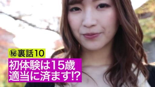 Subtitles · Standing Posture · Smile · 面部特写 · Casual wear · Outdoor · 温柔