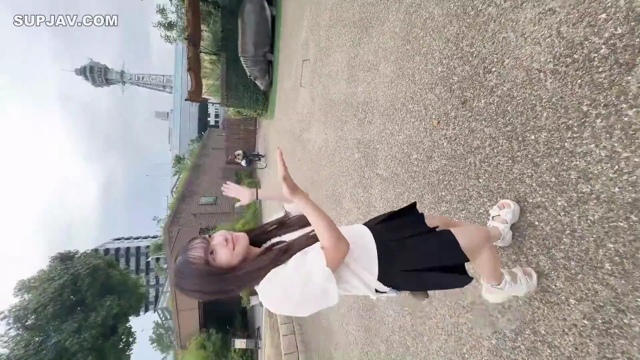 全身 · 站立 · 微笑 · 白色上衣 · 户外 · 素人风格 · 打招呼