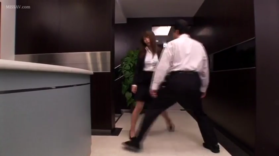 站姿 · 微笑 · 便服 · 户外 · 拍照 · 全景合照 · 多人遮脸