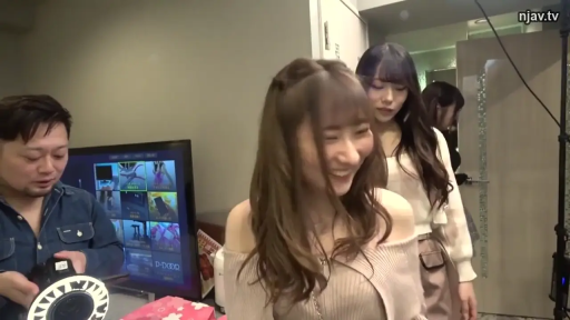 室內 · 站姿 · 面部特寫 · 露肩针织衫