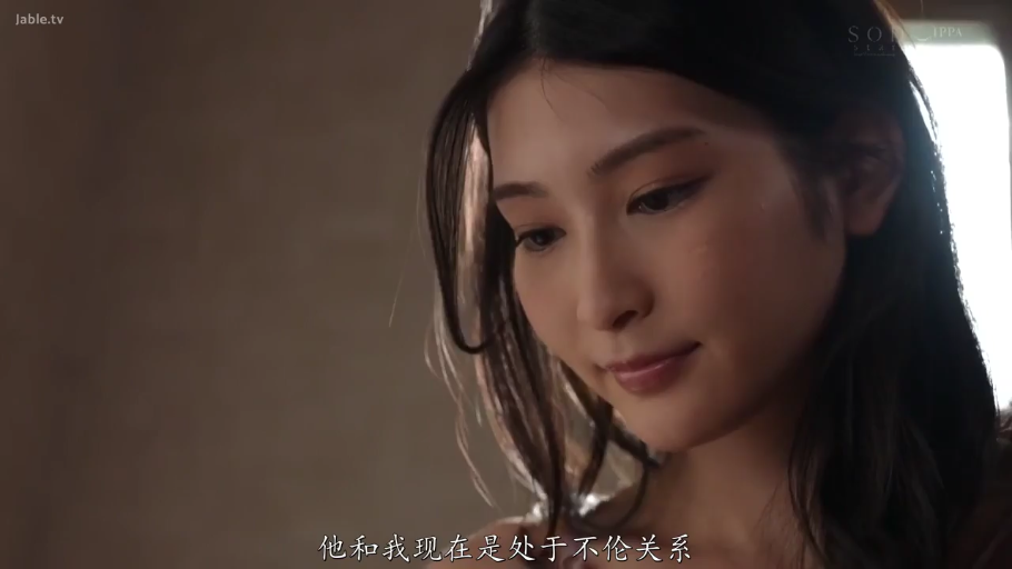 Indoor · 面部 · Contemplation · Melancholy · Lower your head · 有字幕 · Sleeveless top