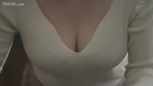 室内 · 俯身 · 胸部特写 · 展示 · 巨乳 · 白色V领针织衫