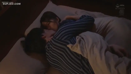 卧室 · 中景 · 平静 · 被褥 · 侧卧 · 睡衣 · 共眠 · 情侣