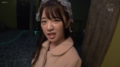 室內 · 臉部特寫 · 站立 · 对视 · 亚洲女性 · 粉色外套 · 蕾丝头饰 · 搞怪表情