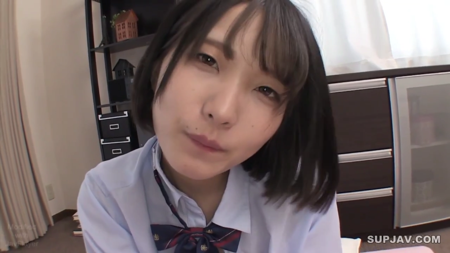 室内 · 脸部特写 · 平静 · 制服 · 凝视 · 书架 · 短发 · 身体前倾