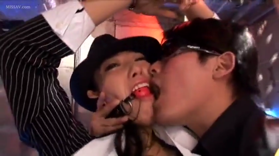 和室 · 中景 · 微笑 · 调情 · 侧坐 · 老少配 · 白色荷叶边衣