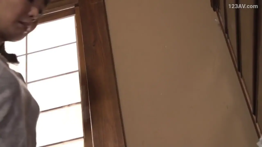 Melancholy · Stand · Stare · Side face · 灰色长袖 · Indoor and outdoor · Low angle · 障子窗