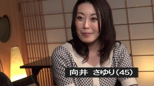 坐姿 · 交谈 · 和室 · 微笑 · 半身 · 针织衫 · 访谈 · 障子