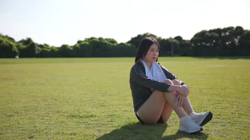 Contemplation · 全景 · Towel · 休息 · 户外草地 · 阳光 · 抱膝坐 · 运动套装