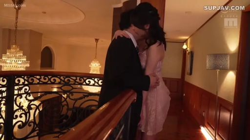 站立 · 中景 · 沉醉 · 浪漫 · 抱擁キス · 水晶吊灯 · 西装与礼裙 · 豪华走廊