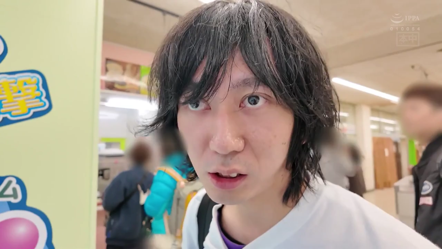 坐姿 · 领结 · 面部特写 · 吃冰淇淋 · 冰淇淋 · 户外 · 学生妹 · 冷淡