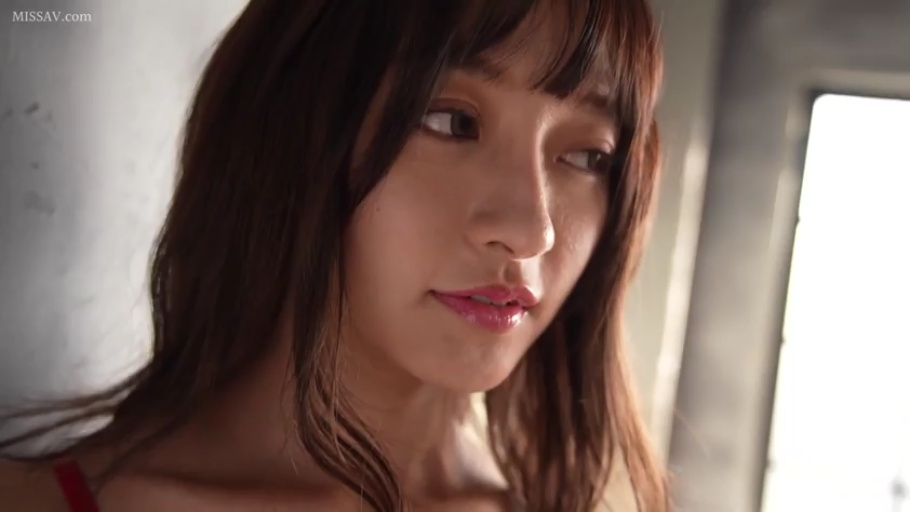 Indoor · Close-up of the face · Hazy · Stare · 长发 · 侧头 · 红色肩带