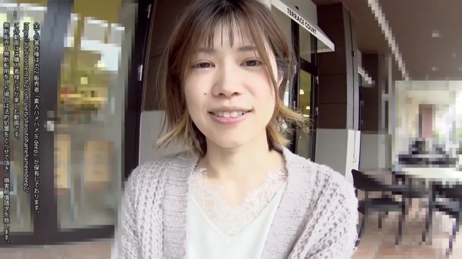 座り姿勢 · 微笑 · 顔のクローズアップ · 对视 · ショートヘア · 灰色开衫 · 户外露台