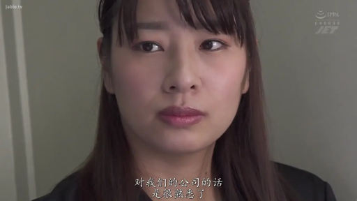 室内 · 面部特写 · 带中文字幕 · 表情忧郁 · 黑色职业外套 · 侧面注视 · 对话或倾听