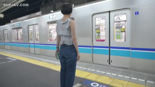 站立 · 挎包 · 休闲服 · 户外 · 等待 · 全身背影 · 火车站台