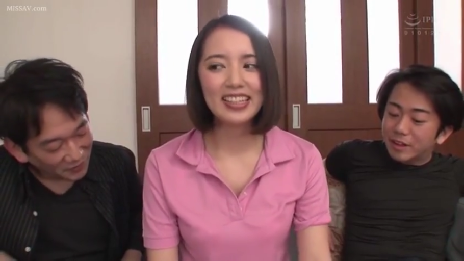 室内 · 坐姿 · 交谈 · 中景 · 微笑 · 多人 · 粉色POLO衫