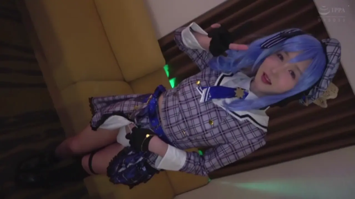 室内 · 坐姿 · 半身特写 · 俏皮 · 手套 · Cosplay服饰 · 比耶 · 二次元属性