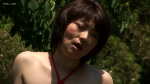 陶醉 · 红绳 · 屋外 · 裸露 · ショートヘア · 头部特写 · 横に頭を傾ける · 接受