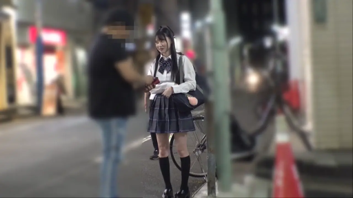 室内 · 胸部特写 · 销魂 · 站姿 · 内衣 · 仰拍 · 拉低内衣