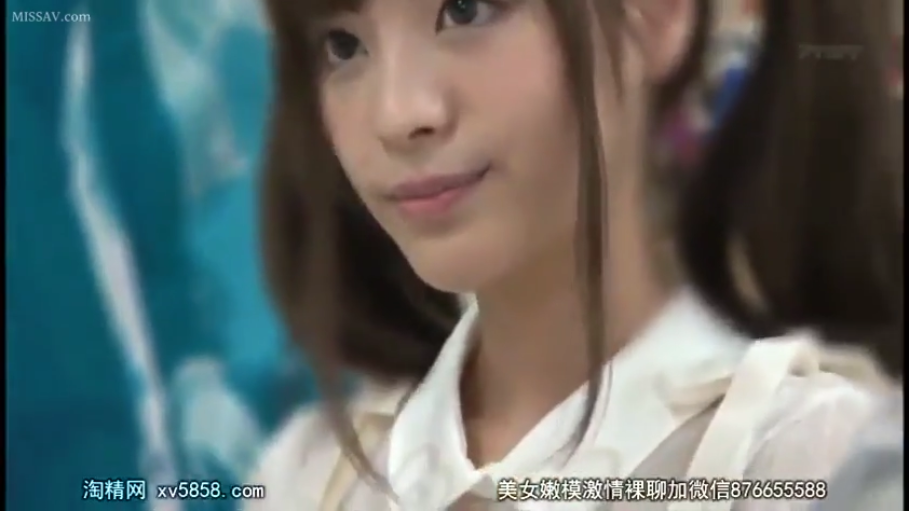 室内 · 微笑 · 白色衬衫 · 面部特写 · 注视 · 双马尾 · 正面