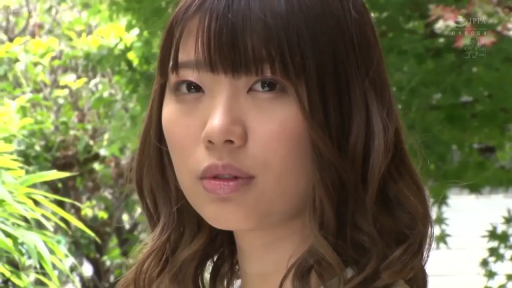 迷離 · 站姿 · 面部特寫 · 休閒裝 · 凝视 · 户外 · 亚洲女性