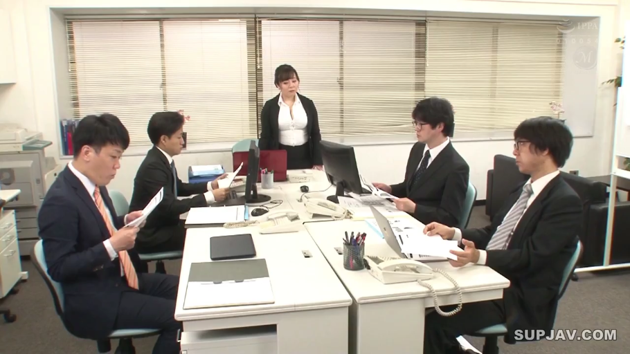 座り姿勢 · 真剣 · 办公室 · 全景 · ビジネススーツ · 职场 · 文件 · 工作